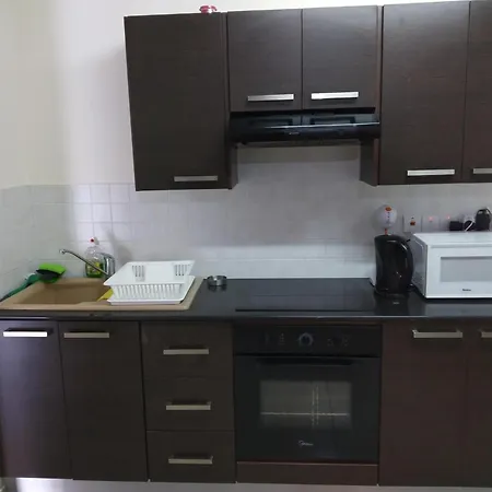 2br-7 Guests-free Parking-pool-aircon Paralimni