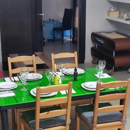 2br-7 Guests-free Parking-pool-aircon *