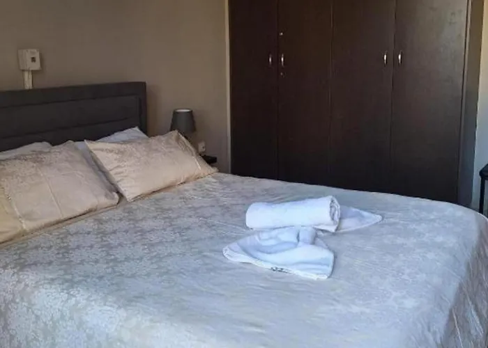 Apartment 2br-7 Guests-free Parking-pool-aircon