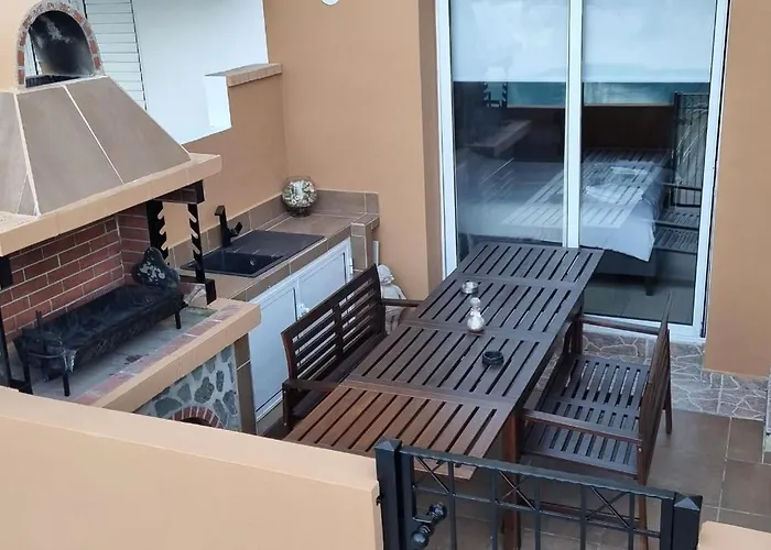 2br-7 Guests-free Parking-pool-aircon