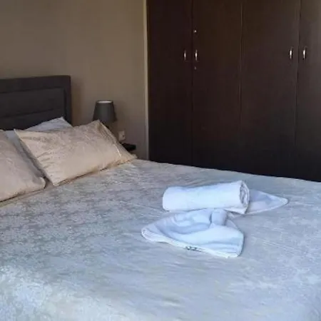 Apartment 2br-7 Guests-free Parking-pool-aircon