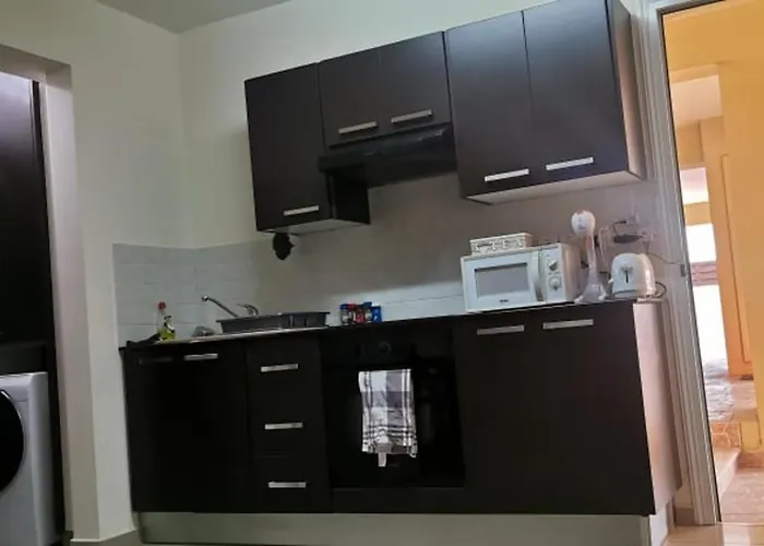 2br-7 Guests-free Parking-pool-aircon パラリムニ