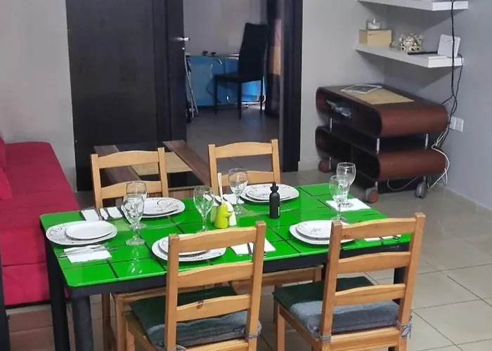 2br-7 Guests-free Parking-pool-aircon *